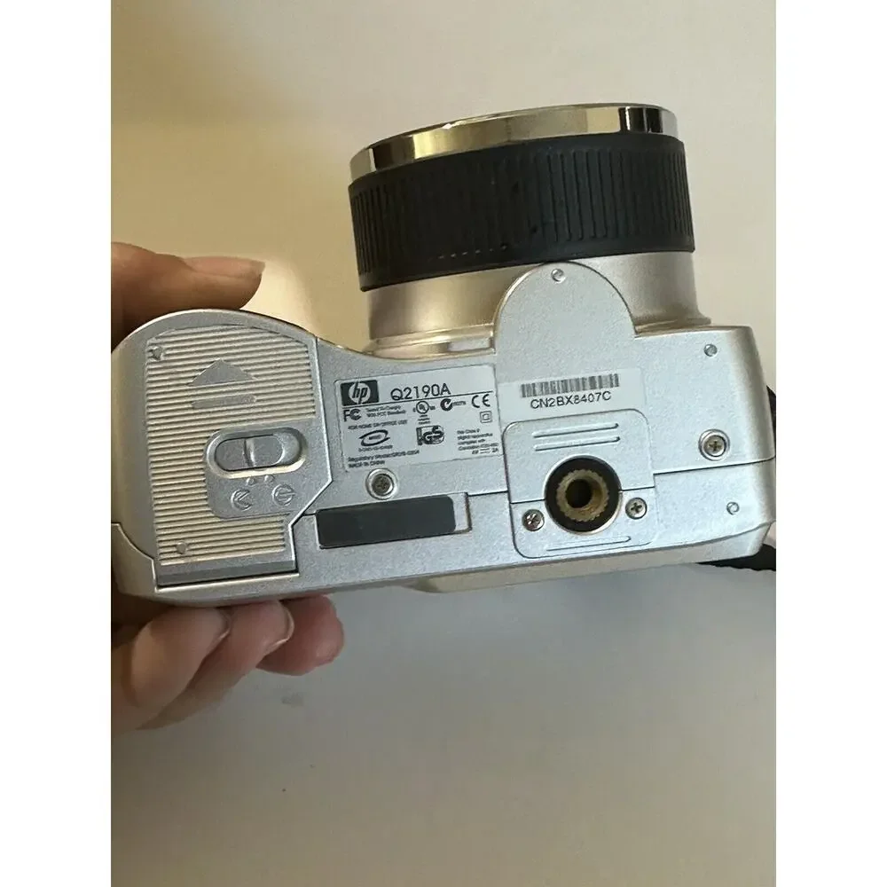 HP Photosmart 850 4.1MP Compact Digital Camera Silver For PARTS / Repair Only‎